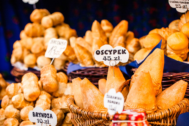 traditionele Poolse Gerookte kaas oscypek op openlucht markt in Krakau, Polen. - Foto, afbeelding