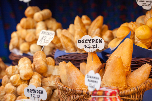 hagyományos lengyel füstölt sajt oscypek szabadtéri piacon, Krakkó, Lengyelország. - Fotó, kép