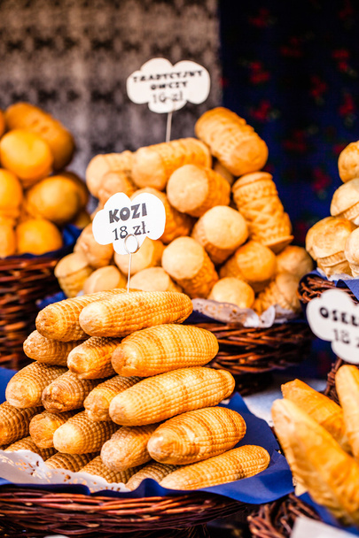 παραδοσιακά πολωνικά καπνιστό τυρί oscypek σε υπαίθρια αγορά στην Κρακοβία, Πολωνία. - Φωτογραφία, εικόνα