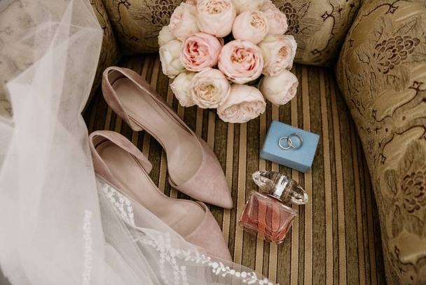 Свадебные принадлежности, букет, обувь, кольца
 - Фото, изображение