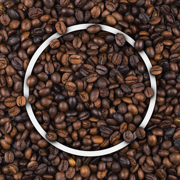 Closeup of empty white outline border frame on heap of roasted coffee beans for use as coffee web banner, coffee shop sign or cafe. - Foto, afbeelding