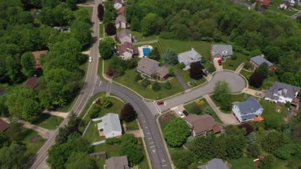 Egy nagy látószögű nyári légi felüljáró, amely egy tipikus nyugat-pennsylvaniai lakóövezetről készít felvételt. Pittsburgh-i külváros.   - Felvétel, videó
