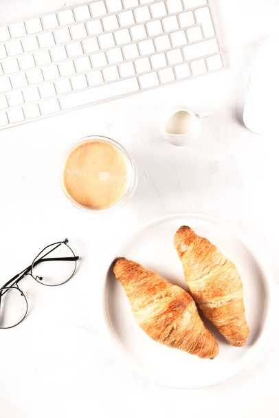 Круасани в яскравому робочому місці як закуска під час роботи
 - Фото, зображення