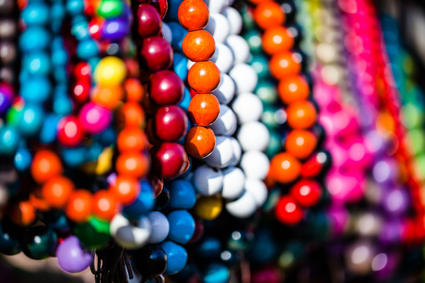 Perline colorate in legno in mostra sul mercato a Zakopane, Polonia
 - Foto, immagini