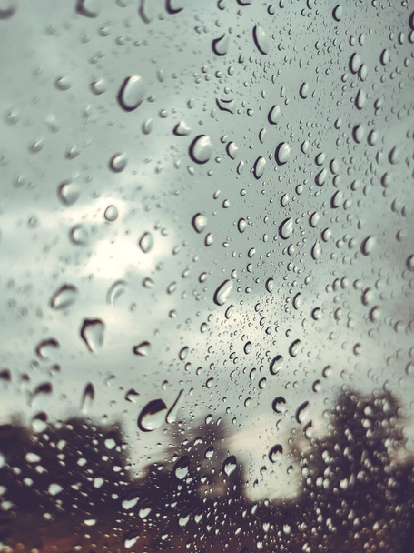 Gotas de lluvia en la ventana de cristal de los coches. Gotas de lluvia en la ventana transparente, en el vidrio. Clima, lluvia, textura. Fondo borroso
 - Foto, Imagen