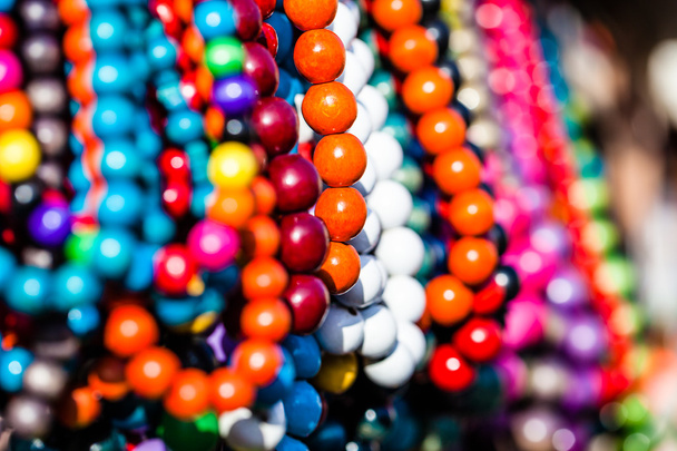 Perline colorate in legno in mostra sul mercato a Zakopane, Polonia
 - Foto, immagini