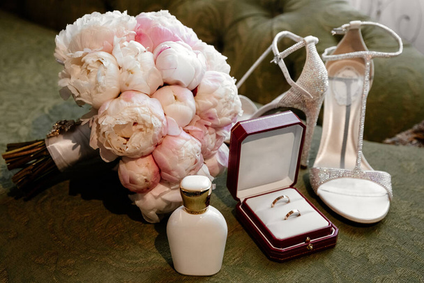Luxusní svatební doplňky - kytice, boty, prsteny - Fotografie, Obrázek