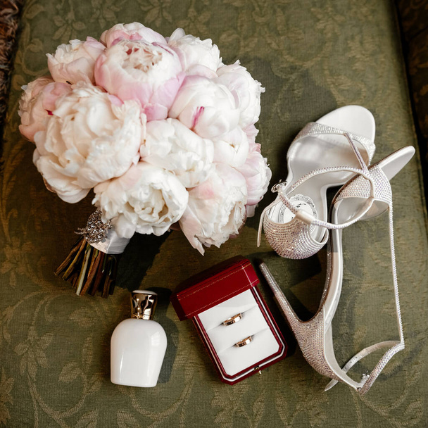 Πολυτελή αξεσουάρ γάμου - μπουκέτο, παπούτσια, δαχτυλίδια - Φωτογραφία, εικόνα