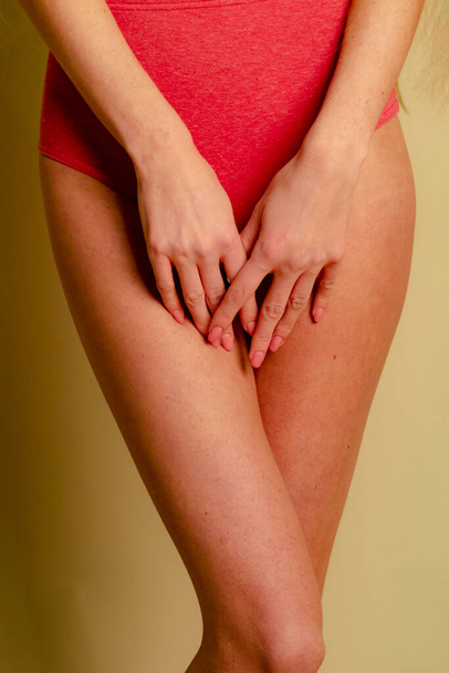 молодая, стройная, сексуальная девушка касается своего тела и нижнего белья во время фотосессии в фотостудии
 - Фото, изображение