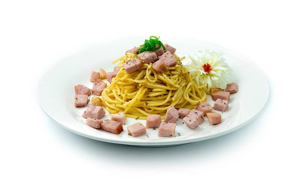 Spaghetti Stir Fried with Ham cube Shape Fusion Food Dish Estilo italiano decorar con puerro tallado Japón Cebolla agrupada Vista lateral de forma de flor
 - Foto, imagen