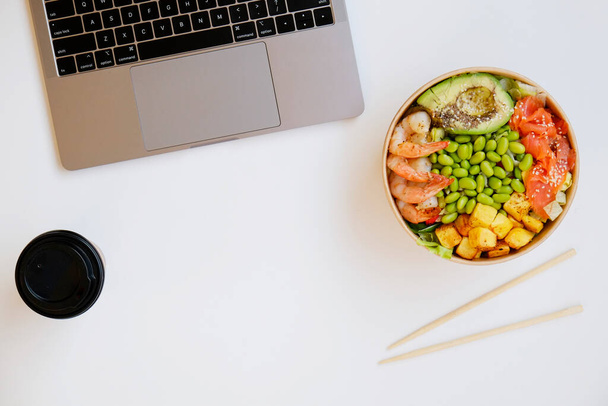 Clean eating diet concept. Vegeterian seafood bowl with smoked salmon, shrimp avocado and green beans in take out paper container. Close up, copy space, top view, background. - Fotoğraf, Görsel