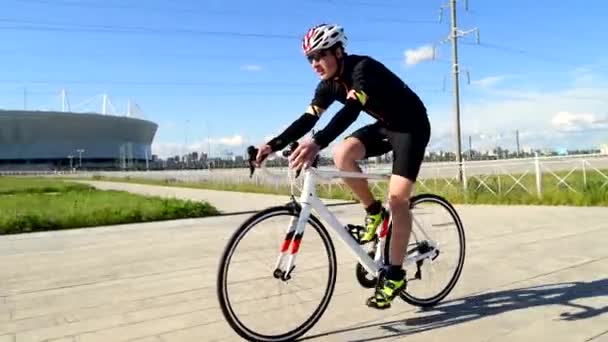 Professzionális triatlon kerékpár országúti kerékpár, Pedálozás Országúti kerékpár, sport koncepció - Felvétel, videó