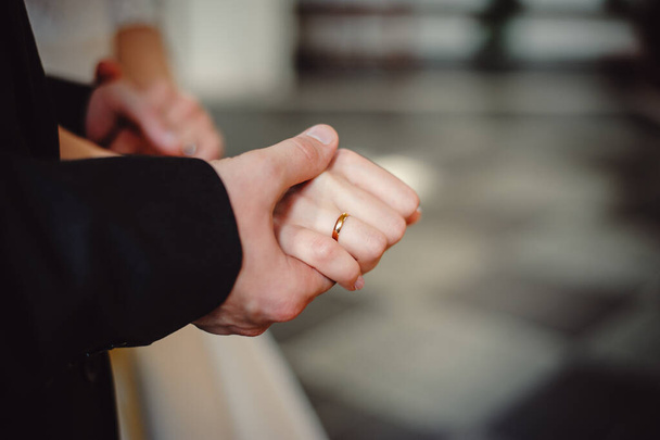 Mutlu evli çift el ele tutuşuyor. Altın alyans gelinin parmağında. Yaklaş.. - Fotoğraf, Görsel