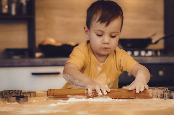 Çocuk portresi Mutfakta Pişirmeye Başla. Gündelik giysiler giyen küçük şirin çocuklar. Ellerinde yuvarlak raptiye yapmaya başla. Gıda Hazırlama Konsepti - Fotoğraf, Görsel