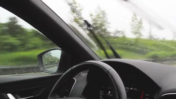 Conduire une voiture sur une route mouillée à une vitesse sous la pluie
. - Séquence, vidéo