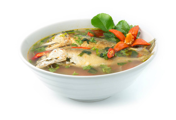 Mackerel Baharat ve Ekşi Tayland Çorbası Sıcak Baharat Maincorse için Lezzetli bir yemek oyulmuş kırmızı biber, Corainder ve Kaffer Leaf Thai bitkisi - Fotoğraf, Görsel