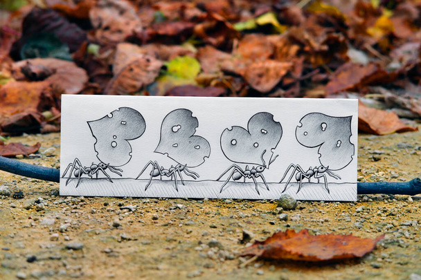 Liście w kształcie serca, noszone przez mrówki narysowane na kawałku papieru z błotem i podłogą w tle zdjęcia. Mieszany obraz mediów. - Zdjęcie, obraz