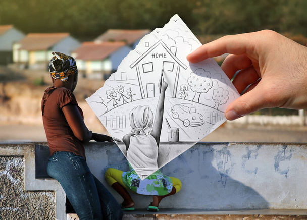 Gemengde media-afbeelding met een hand-held stuk papier met een potlood tekening van een jong Afrikaans meisje tekening van een huis met een dorp en haar moeder op de foto-achtergrond - Foto, afbeelding