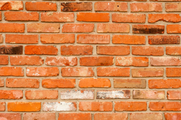 Section intéressante de mur de briques avec certaines briques vierges et d'autres tachées, tachées ou ébréchées ; utile pour la texture de fond
 - Photo, image