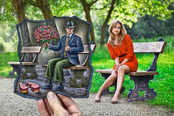 Kevert médiakép, amely egy kézi vázlatot ábrázol egy darab papíron, amin egy elegáns férfi ül egy padon, virágokkal a kezében, és egy gyönyörű nőt néz, aki egy másik padon ül a való világban. - Fotó, kép