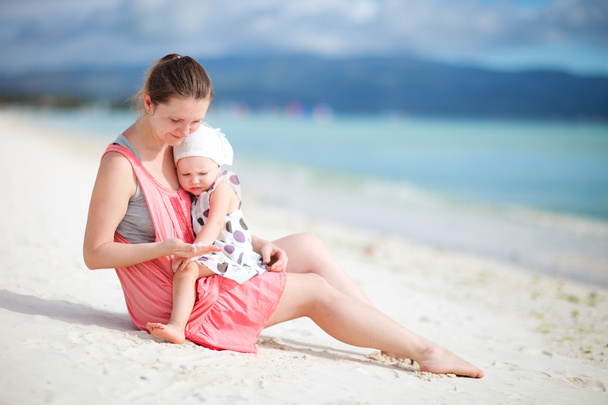 Madre e hija en la playa tropical
 - Foto, imagen