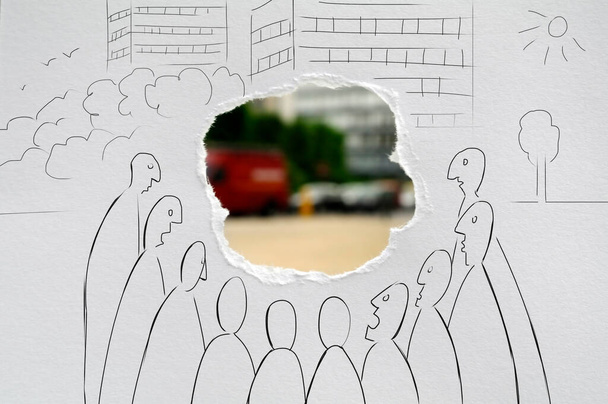 Mieszany obraz medialny przedstawiający ręczny kawałek papieru z rysunkiem ołówka przedstawiającym grupę anonimowych mężczyzn patrzących na dziurę na papierze z zamazanym miastem w tle zdjęcia - Zdjęcie, obraz