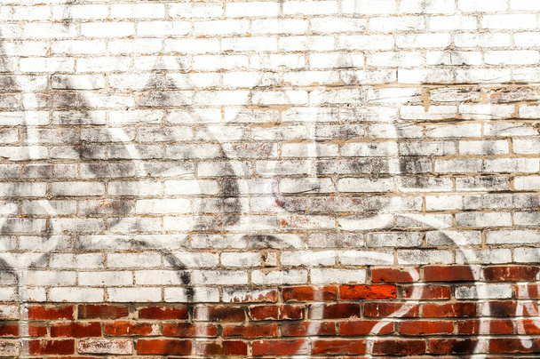 Tourbillons fanés sur un mur de briques donnent un look intéressant et graveleux, utile pour le fond texturé
 - Photo, image