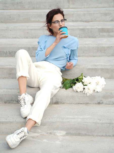 Stilvolle Frau mit Kaffee im Freien. Geschäftsfrau im Freien. - Foto, Bild