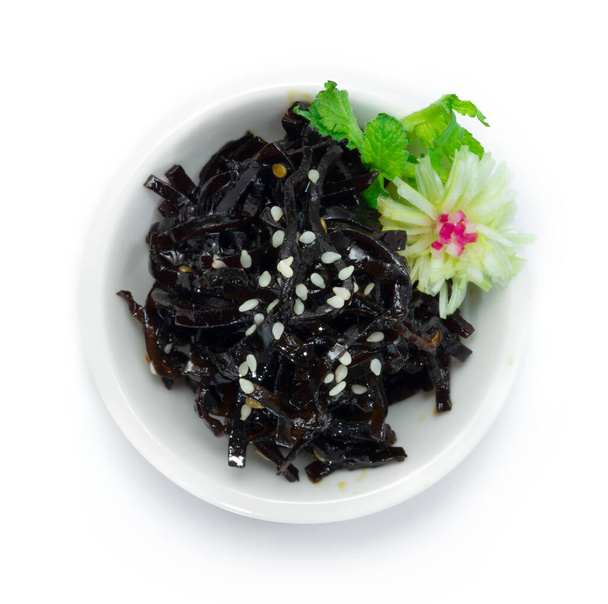 Shio Kombu Seaweed (Salt Kelp) na vrcholu Bílé Sezame. To bylo zahrnuto vedlejší jídlo nebo v jídelním stylu japonské jídlo ca zdobí pórek a zelenina topview - Fotografie, Obrázek