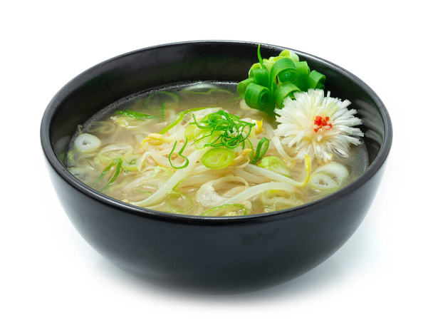 Sopa de brotos de soja (Kongnamul Guk) Estilo de comida coreano Refrescante, delicioso maravilhosamente quente e saboroso decorar com vista lateral de alho-poró e vegetais
 - Foto, Imagem