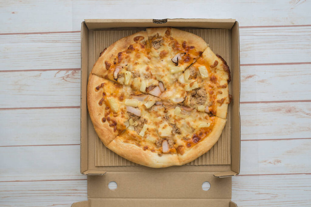 Pizza de atum havaiano na caixa
. - Foto, Imagem