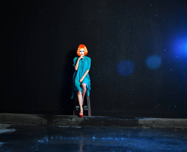 дівчина в масці з рудим волоссям і синьою тунікою
 - Фото, зображення