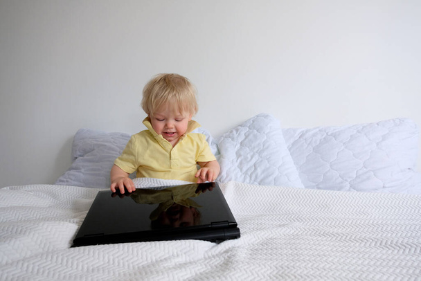 little boy with laptop in bed - Foto, Imagem