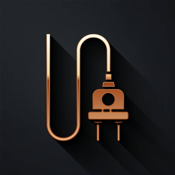 Gold-Stecker-Symbol isoliert auf schwarzem Hintergrund. Konzept der Verbindung und Abschaltung der Elektrizität. Langer Schatten. Vektorillustration - Vektor, Bild