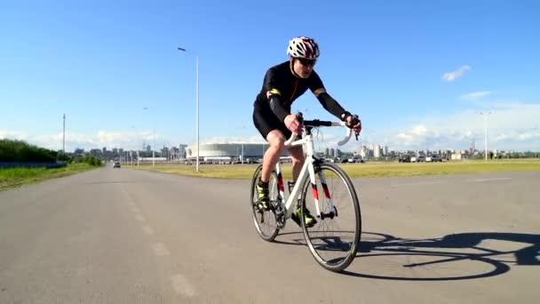 Hombre en bicicleta bicicleta de carretera, Pedaleando bicicleta de carretera, concepto de deporte
 - Imágenes, Vídeo