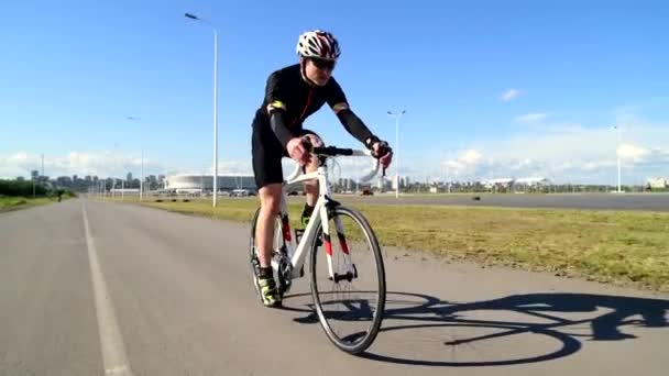 Man op fiets fiets racefiets, Pedaling Road Bicycle, sport concept - Video