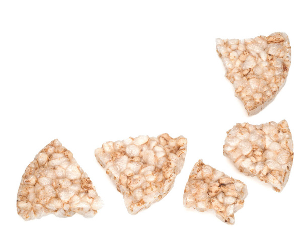 Chleb ryżowy dmuchany izolowany na białym tle, kawałki diety chrupiące okrągłe gofry ryżowe - Zdjęcie, obraz