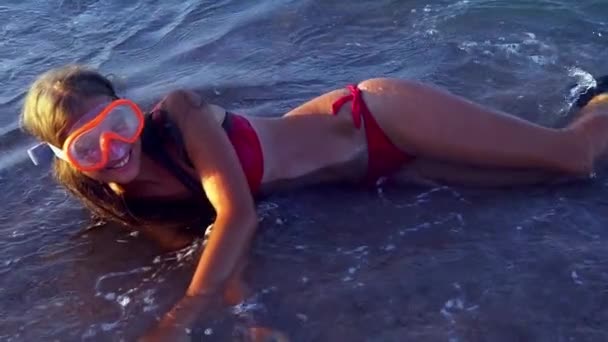 Spiaggia vacanza di ragazza scottatura dal mare onda di schiuma
 - Filmati, video