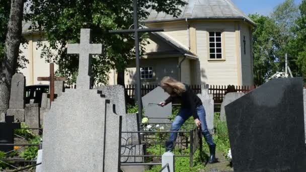 Woman work husband grave - Footage, Video