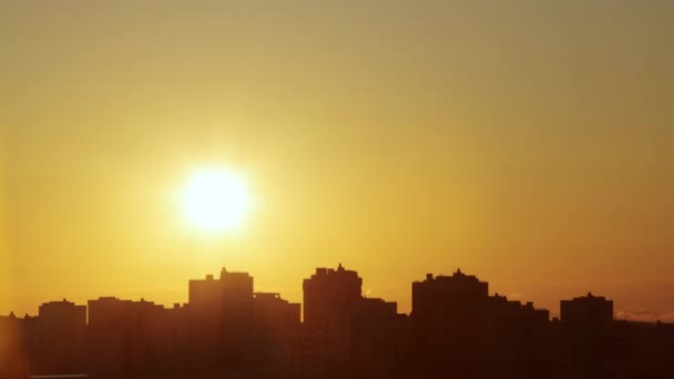 Timelapse de puesta del sol sobre la ciudad
 - Metraje, vídeo