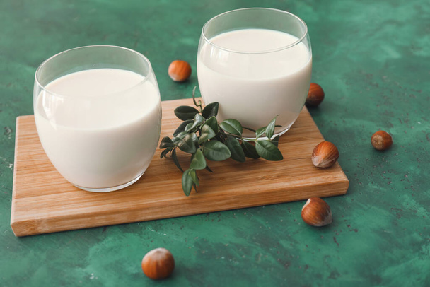 Gläser mit schmackhafter Haselnussmilch auf dem Tisch - Foto, Bild