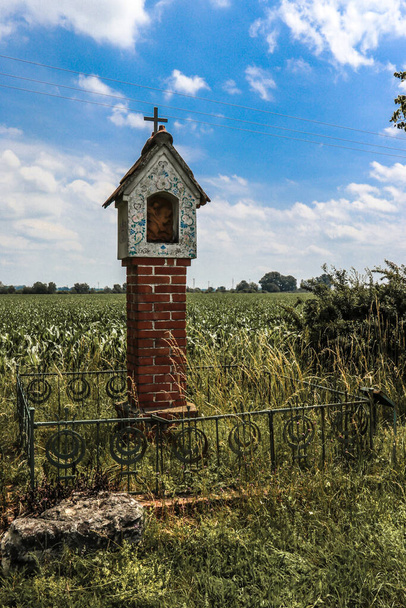 ボジ・ムカ・ザ・スタル・ブレクラヴの畑の小さな礼拝堂晴れた夏の日に南モラヴィア・チェコ共和国 - 写真・画像