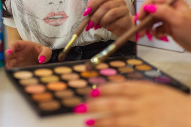 make up artist applying make up - Foto, afbeelding