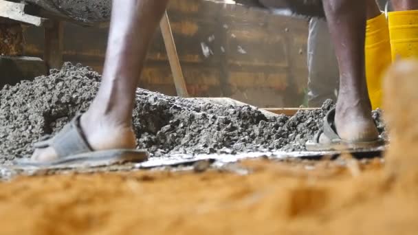 Constructores indios locales recogen cemento húmedo con palas a la pila en el sitio de construcción. Hombres adultos irreconocibles trabajan en el área de construcción. Concepto de proyecto futuro. Vista baja cámara lenta
 - Imágenes, Vídeo