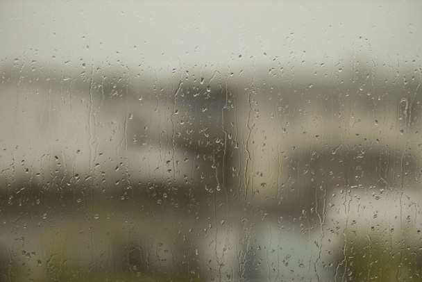 Közelíts rá az ablaküvegen futó esőcseppekre. Gyönyörű természet hátterek. - Fotó, kép