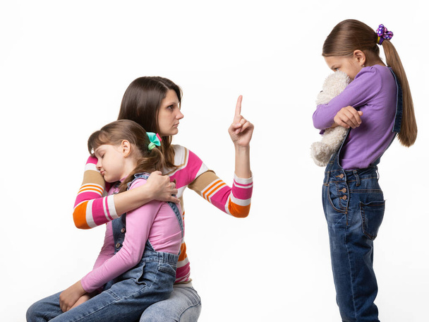Mom talks hard with her daughter for offending her sister - Fotoğraf, Görsel