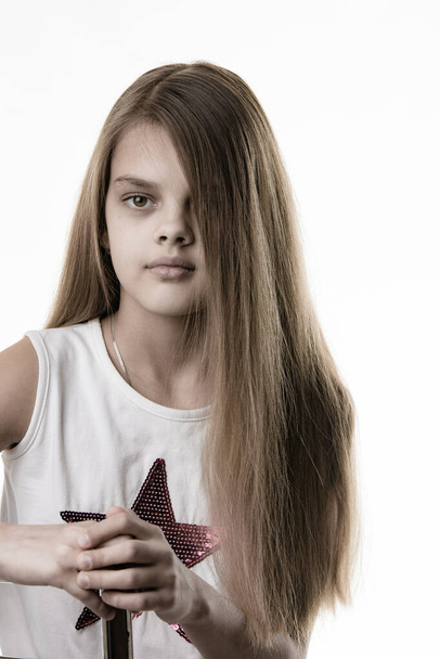 Μερικώς λευκασμένο τρίψιμο ενός όμορφου κοριτσιού με μακριά μαλλιά - Φωτογραφία, εικόνα