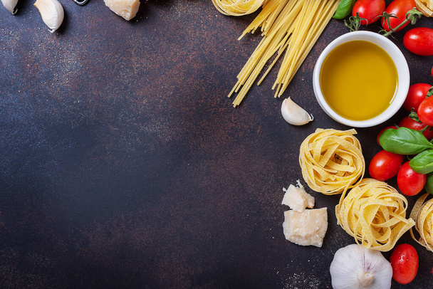 Makarna, tagliatelle, domates, fesleğen, peynir, sarımsak ve şarap ile en iyi görüntü. Sağlıklı İtalyan yemekleri kavramı - Fotoğraf, Görsel