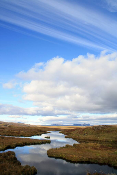 Thingvallavatn, es un lago del valle de la grieta en el suroeste de Islandia. Fotografía tomada en una hermosa y tranquila puesta de sol de otoño sin viento que convirtió el lago en un espejo
. - Foto, Imagen