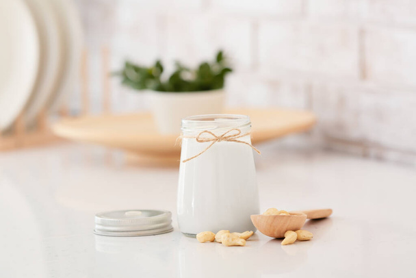 Яр смачного молока кешью на столі
 - Фото, зображення